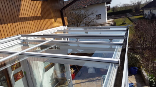Produktfoto Glaswintergarten Foto zeigt einen geputzen Glaswintergarten