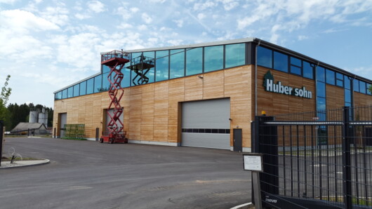 Produktfoto Reinigung große Halle Foto zeigt eine Reinigung von einer Glasfront an einer großen Fabrikhalle