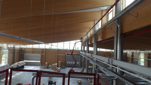 Produktfoto Halle innen Foto zeigt Reinigung der Fabrikhalle von innen